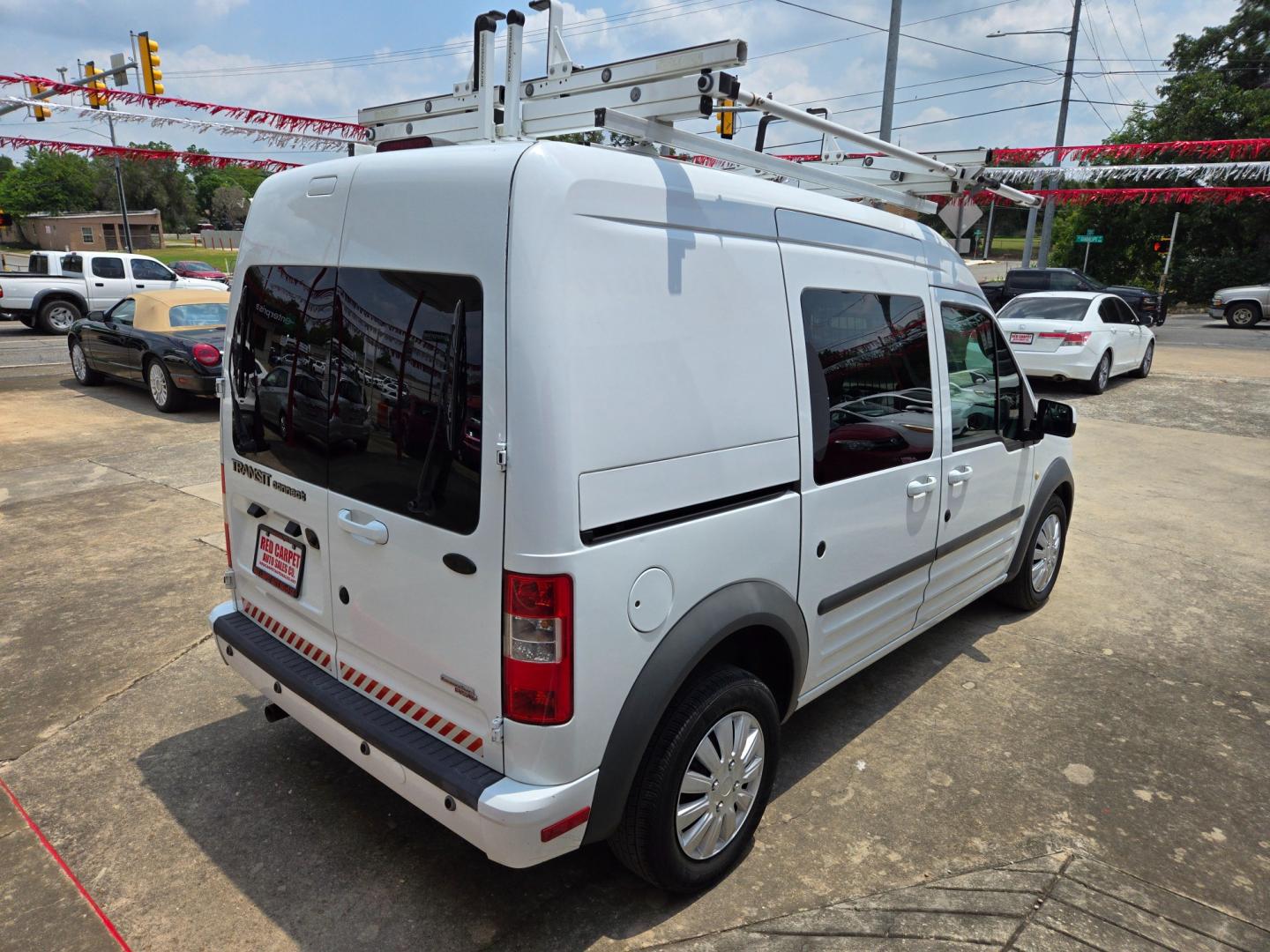 2013 WHITE /BLACK Ford Transit Connect XLT Wagon (NM0KS9BN5DT) with an 2.0L L4 DOHC 16V engine, 4-Speed Automatic transmission, located at 503 West Court, Seguin, TX, 78155, (830) 379-3373, 29.568621, -97.969803 - Photo#2